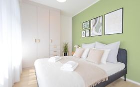 Bright 2Br - 8Th Floor, Balcony, Free Parking - By Gravity Prague